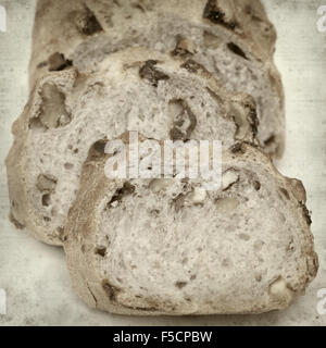 texturierte altes Papierhintergrund mit Rosinen und Walnuss-Brot Stockfoto