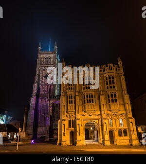 Ansichten von Cirencester Marktplatz bei Nacht. Mit der Pfarrkirche. Cirencester war die zweite Hauptstadt des römischen Britannien. Stockfoto