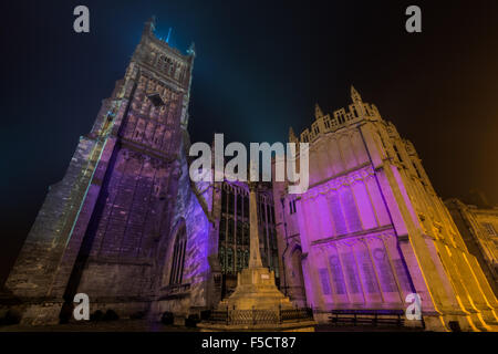 Ansichten von Cirencester Marktplatz bei Nacht. Mit der Pfarrkirche. Cirencester war die zweite Hauptstadt des römischen Britannien. Stockfoto