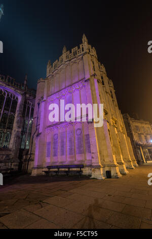 Ansichten von Cirencester Marktplatz bei Nacht. Mit der Pfarrkirche. Cirencester war die zweite Hauptstadt des römischen Britannien. Stockfoto