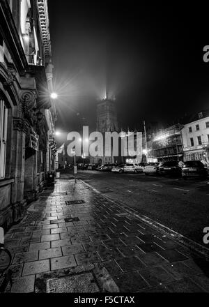 Ansichten von Cirencester Marktplatz bei Nacht. Mit der Pfarrkirche. Cirencester war die zweite Hauptstadt des römischen Britannien. Stockfoto