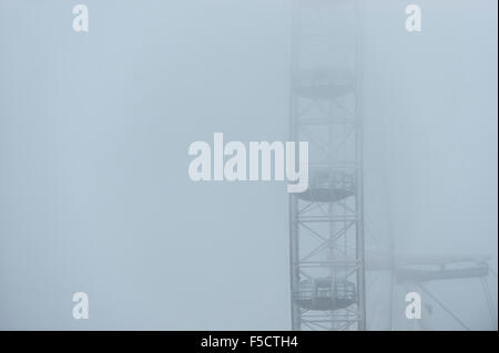 London, UK. 2. November 2015. Eine Decke von dichtem Nebel hängt über London, London Eye Kredit teilweise verdeckt: Stephen Chung/Alamy Live News Stockfoto