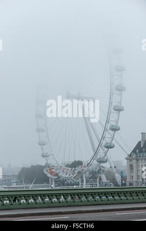 London, UK. 2. November 2015. Eine Decke von dichtem Nebel hängt über London, London Eye Kredit teilweise verdeckt: Stephen Chung/Alamy Live News Stockfoto