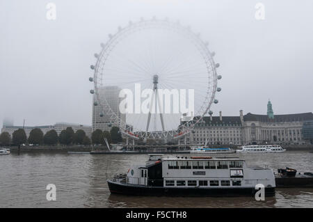 London, UK. 2. November 2015. Eine Decke von dichtem Nebel hängt über London, London Eye Kredit teilweise verdeckt: Stephen Chung/Alamy Live News Stockfoto