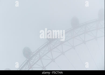 London, UK. 2. November 2015. Eine Decke von dichtem Nebel hängt über London, London Eye Kredit teilweise verdeckt: Stephen Chung/Alamy Live News Stockfoto