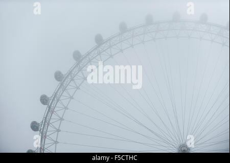 London, UK. 2. November 2015. Eine Decke von dichtem Nebel hängt über London, London Eye Kredit teilweise verdeckt: Stephen Chung/Alamy Live News Stockfoto