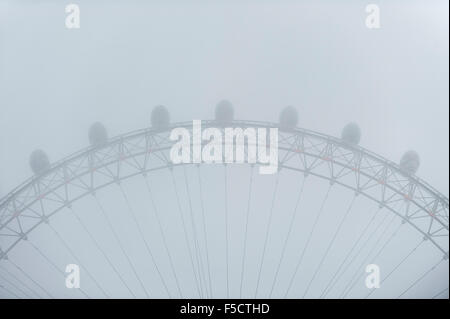 London, UK. 2. November 2015. Eine Decke von dichtem Nebel hängt über London, London Eye Kredit teilweise verdeckt: Stephen Chung/Alamy Live News Stockfoto
