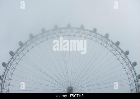 London, UK. 2. November 2015. Eine Decke von dichtem Nebel hängt über London, London Eye Kredit teilweise verdeckt: Stephen Chung/Alamy Live News Stockfoto