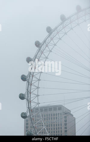 London, UK. 2. November 2015. Eine Decke von dichtem Nebel hängt über London, London Eye Kredit teilweise verdeckt: Stephen Chung/Alamy Live News Stockfoto