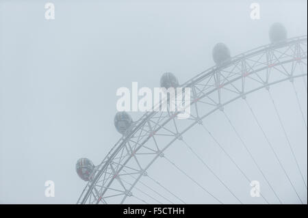 London, UK. 2. November 2015. Eine Decke von dichtem Nebel hängt über London, London Eye Kredit teilweise verdeckt: Stephen Chung/Alamy Live News Stockfoto