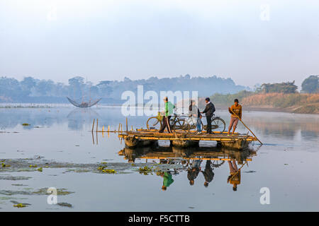 Am ersten Morgen Fähre Transport von Menschen mit ihren Fahrrädern über eine Filiale des Brahmaputra Stockfoto