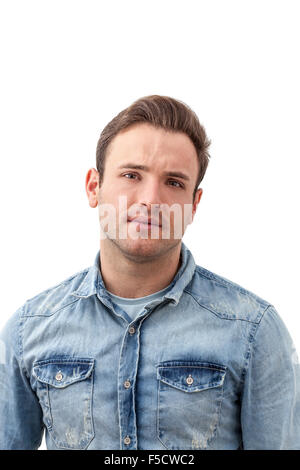 Porträt eines schönen jungen bärtigen Mannes w Hite Hintergrund isoliert. Stockfoto