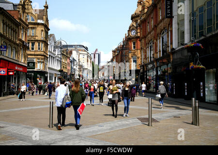 LEEDS, YORKSHIRE, VEREINIGTES KÖNIGREICH. 12. JULI 2015. Sonntag-Shopper und Touristen auf Briggate in Leeds in Yorkshire, England. Stockfoto