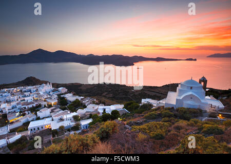 Blick auf Bucht von Milos und Plaka Dorf, die Hauptstadt der Insel Milos, Griechenland. Stockfoto