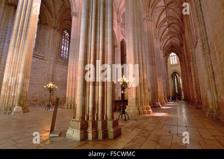 Portugal: Kirchenschiff mit gotischen Säulen in der Kirche Santa Maria da Vitoria im Kloster Batalha Stockfoto