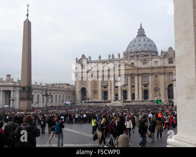 Eine riesige Menschenmenge versammelt sich zum Masse von Papst Francesco auf Sankt Petersplatz im Vatikan. Stockfoto