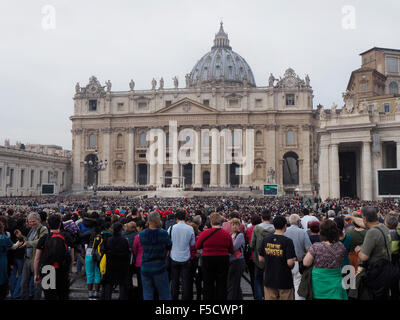 Eine riesige Menschenmenge versammelt sich zum Masse von Papst Francesco auf Sankt Petersplatz im Vatikan. Stockfoto