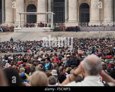 Eine riesige Menschenmenge versammelt sich zum Masse von Papst Francesco auf Sankt Petersplatz im Vatikan. Stockfoto