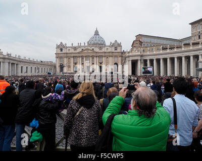 Eine riesige Menschenmenge versammelt sich zum Masse von Papst Francesco auf Sankt Petersplatz im Vatikan. Stockfoto