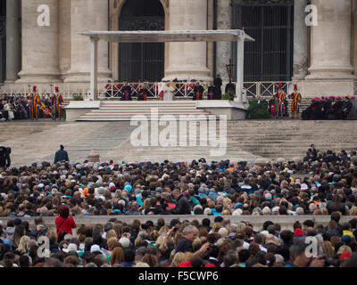 Eine riesige Menschenmenge versammelt sich zum Masse von Papst Francesco auf Sankt Petersplatz im Vatikan. Stockfoto