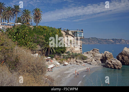 Andalusien in Spanien: Nerja-Balcon de Europa und den Strand Playa Caletilla Stockfoto