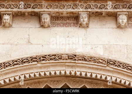 Romanische Fassade Detail der Kathedrale von Valencia in Spanien. Stockfoto