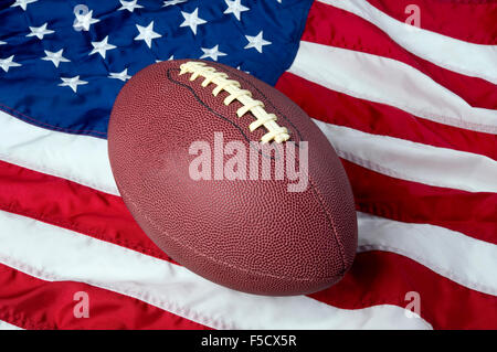 US-amerikanischer American-Football auf amerikanische Flagge, alte Herrlichkeit. Stockfoto