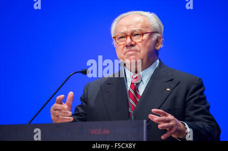 Berlin, Deutschland. 2. November 2015. Hubert Burda, Verleger und Präsident von der Vereinigung von deutscher Magazin Verleger (VDZ), spricht auf der "Publishers Gipfel 2015" - der deutsche Zeitschriftenverlage Konferenz - in Berlin, Deutschland, 2. November 2015. Der Verband der deutscher Zeitschrift Verleger (VDZ) organisiert der jährliche Branchentreff der deutschen Zeitschriften. Foto: BERND VON JUTRCZENKA/Dpa/Alamy Live-Nachrichten Stockfoto