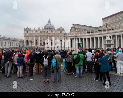 Eine riesige Menschenmenge versammelt sich zum Masse von Papst Francesco auf Sankt Petersplatz im Vatikan. Stockfoto