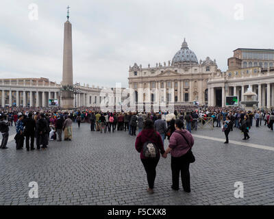 Eine riesige Menschenmenge versammelt sich zum Masse von Papst Francesco auf Sankt Petersplatz im Vatikan. Stockfoto