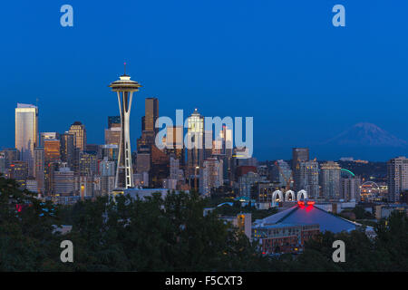 Skyline von Seattle bei Dämmerung von Kerry Park, Seattle, WA, USA. Stockfoto