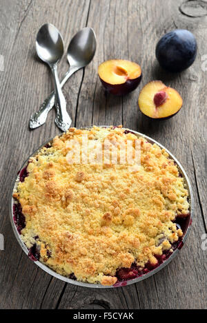 Pflaumen crumble Pie on White Stockfoto