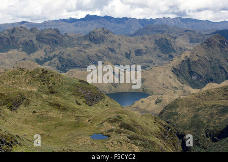 Zerklüftete Berglandschaft mit Seen in 4.500 m Höhe in den hohen Anden in der Nähe von Papallacta, Ecuador Stockfoto