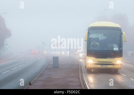 Nottingham, UK. 2. November 2015. Montag morgendlichen Berufsverkehr ist von dichtem Nebel getroffen. Das Met Office eine gelbe Warnung Nebel ausgestellt und haben berichtet, dass Sichtbarkeit manchmal Arm und unter 100 m sein. Bildnachweis: Martyn Williams/Alamy Live-Nachrichten Stockfoto