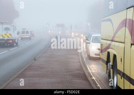 Nottingham, UK. 2. November 2015. Montag morgendlichen Berufsverkehr ist von dichtem Nebel getroffen. Das Met Office eine gelbe Warnung Nebel ausgestellt und haben berichtet, dass Sichtbarkeit manchmal Arm und unter 100 m sein. Bildnachweis: Martyn Williams/Alamy Live-Nachrichten Stockfoto