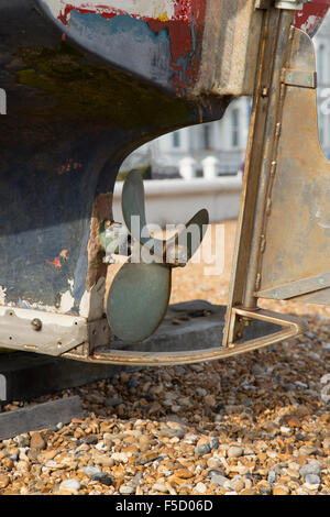 Metal boat Propeller zu Boot befestigt mit umliegenden Kiesstrand Stockfoto