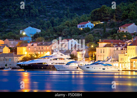 Luxus-Yachten in Stadt Vis Abend Blick, Dalmatien, Kroatien Stockfoto