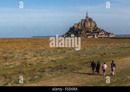 Einige Touristen immer nach Mont Saint-Michel, Basse-Normandie, Frankreich. Stockfoto