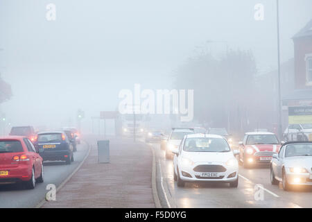 Nottingham, UK. 2. November 2015. UK Wetter. Montag Morgen im Berufsverkehr wird durch dichten Nebel. Das Met Office, eine gelbe Warnmeldung von Nebel und haben berichtet, dass die Sicht ist schlecht, und unterhalb von 100 m. Credit: Martyn Williams/Alamy leben Nachrichten Stockfoto