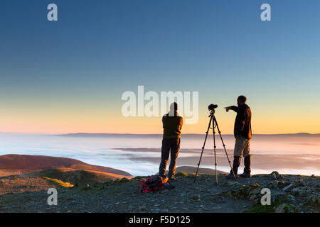 Blencathra, Lake District, Cumbria UK. 2. November 2015. Großbritannien Wetter.  Mit einem anderen schönen Tag in Aussicht gestellt, die diese Wanderer früh aufgestanden, um den Blick über den Nebel genießen Täler des Lake District vom Gipfel des Blencathra gefüllt. Stockfoto