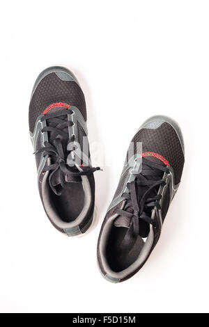 Neuen No-Name-Running-Schuh Farbe schwarz und rot, Sneaker oder Trainer isoliert auf weißem Hintergrund Stockfoto