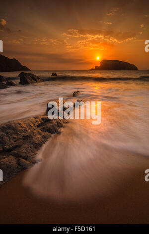 Arnia Strand bei Sonnenaufgang, Liencres, Kantabrien, Spanien. Stockfoto