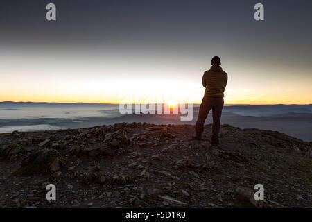 Blencathra, Lake District, Cumbria UK. 2. November 2015. Großbritannien Wetter.  Mit einem anderen schönen Tages in Aussicht war dieser Wanderer früh aufstehen um die Aussicht über den Nebel Täler des Lake District vom Gipfel des Blencathra gefüllt. Stockfoto