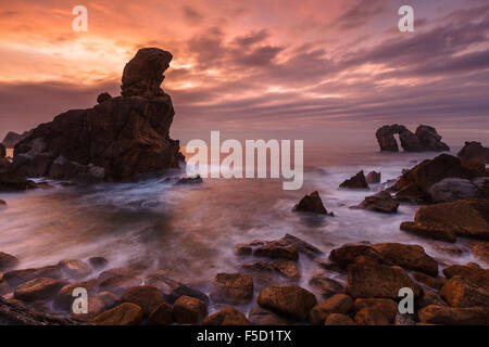 Die berühmten Felsformationen bekannt als "Los Urros" durch einen stürmischen Abend. Costa Quebrada, Liencres, Kantabrien, Spanien. Stockfoto