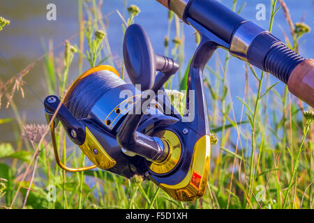 An den Ufern des schönen Flusses oberhalb der Wasser-Feeder installiert - Englisch Angelgerät für den Fang von Fischen mit Stockfoto