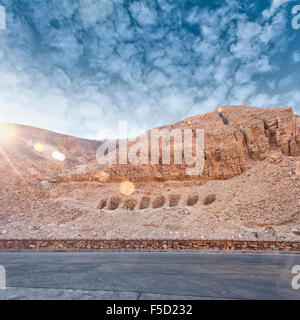 Bild der Hügel Gräber im Tal der Könige in Luxor, Ägypten. Lensflare. Stockfoto