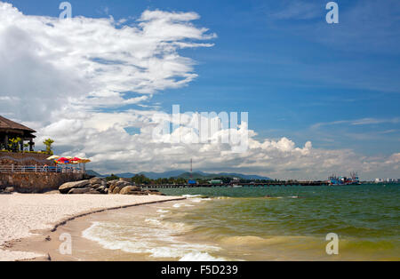 Weißen Sie sandigen Strand von Hua Hin, Thailand, Angelsteg im Hintergrund. Stockfoto