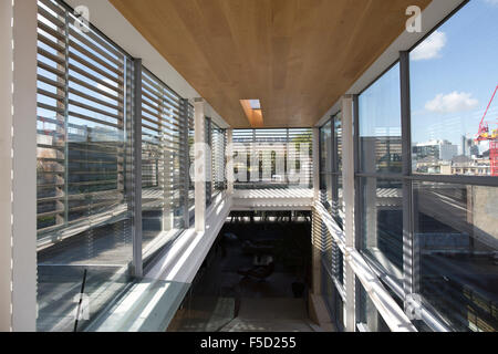 4.000 qm Penthouse-Wohnung verfügt über zwei 60 ft rohen Beton Treppen und 360-Grad-Sicht auf die Skyline von London, UK Stockfoto