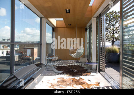 4.000 qm Penthouse-Wohnung verfügt über zwei 60 ft rohen Beton Treppen und 360-Grad-Sicht auf die Skyline von London, UK Stockfoto