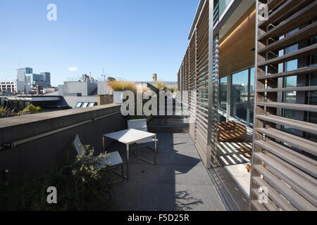 4.000 qm Penthouse-Wohnung verfügt über zwei 60 ft rohen Beton Treppen und 360-Grad-Sicht auf die Skyline von London, UK Stockfoto